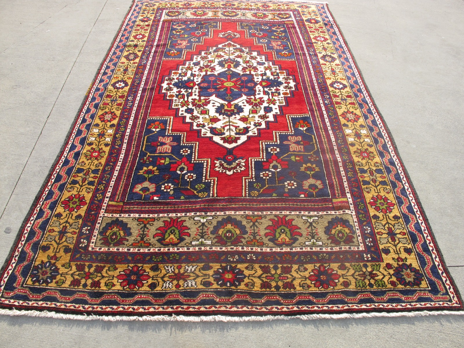 Başakşehir Antika Halı Koleksiyonu - Özenle Seçilmiş Nadide Eserler